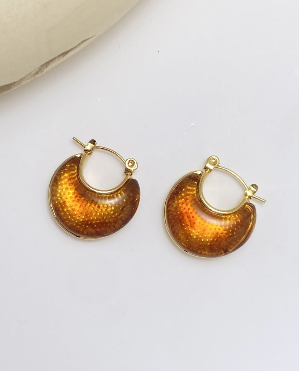 SOLACEGradient Dot Textured C-Shape Huggie Hoop Earrings