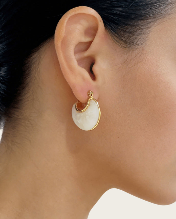 SOLACEGradient Dot Textured C-Shape Huggie Hoop Earrings