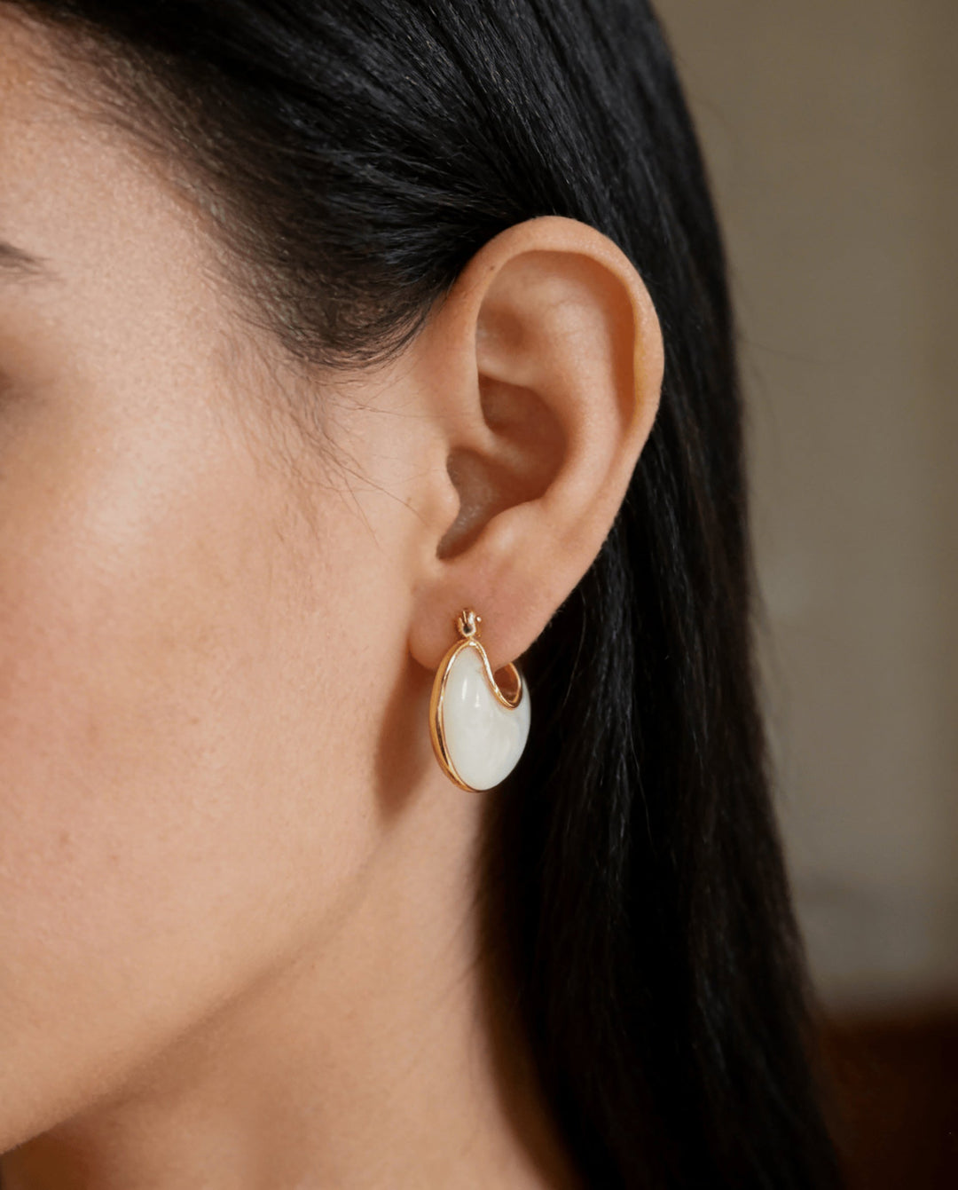 SOLACEGradient Dot Textured C-Shape Huggie Hoop Earrings