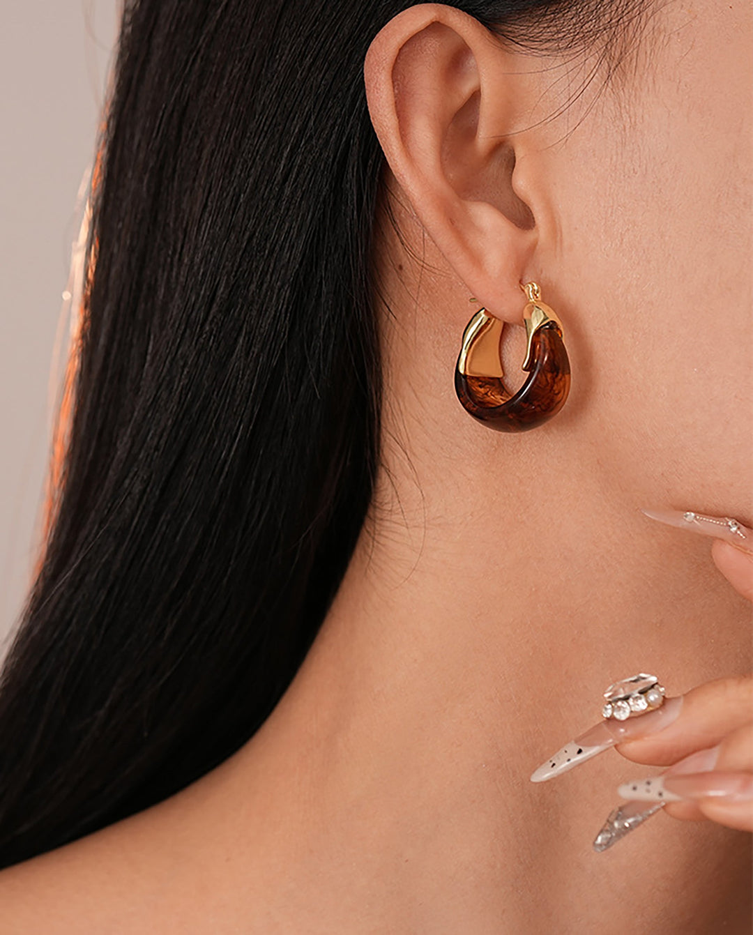SOLACETwo-tone Tortoise Resin & Gold Spliced Huggie Hoop Earrings