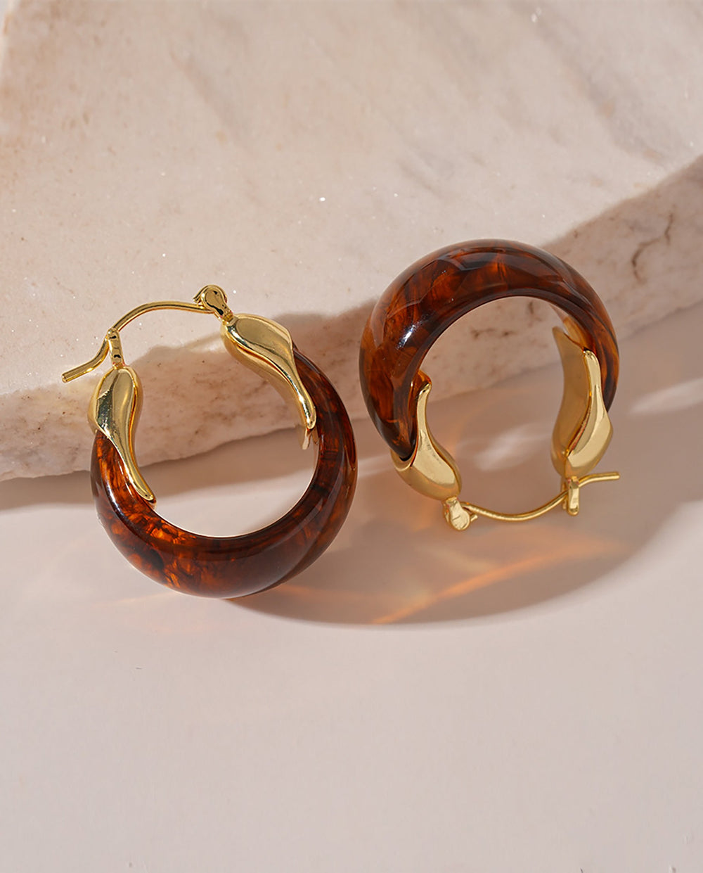 SOLACETwo-tone Tortoise Resin & Gold Spliced Huggie Hoop Earrings
